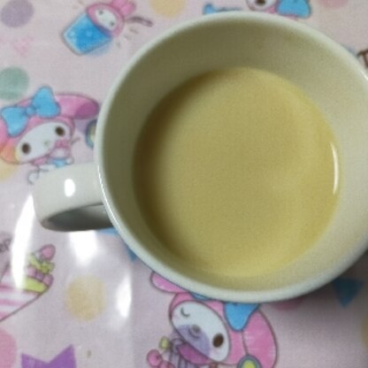おはようございます(*˙˘˙*)ஐ今日も寒いから烏龍茶にミルク入れて頂きました＼(^^)／温まりますね～